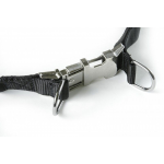 Tvirtas antkaklis iš nerūdijančio plieno su metaline sagtimi.