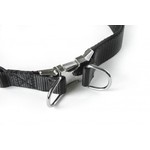 Tvirtas antkaklis iš nerūdijančio plieno su metaline sagtimi.